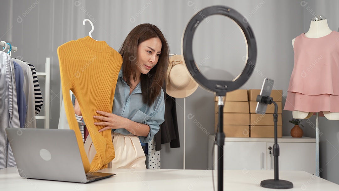 Mulher jovem proprietária de loja de moda online