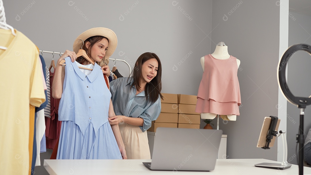 Mulher jovem proprietária de loja de moda online