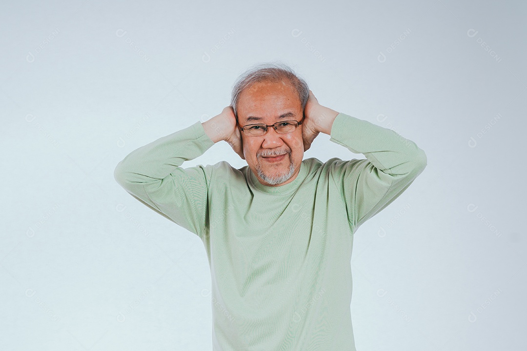 As mãos do velho idoso asiático cobrindo sua orelha para silenciar o ruído alto