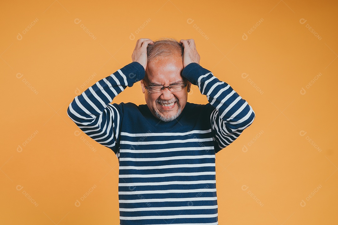 As mãos do velho idoso asiático segurando a cabeça sofrendo de dor de cabeça