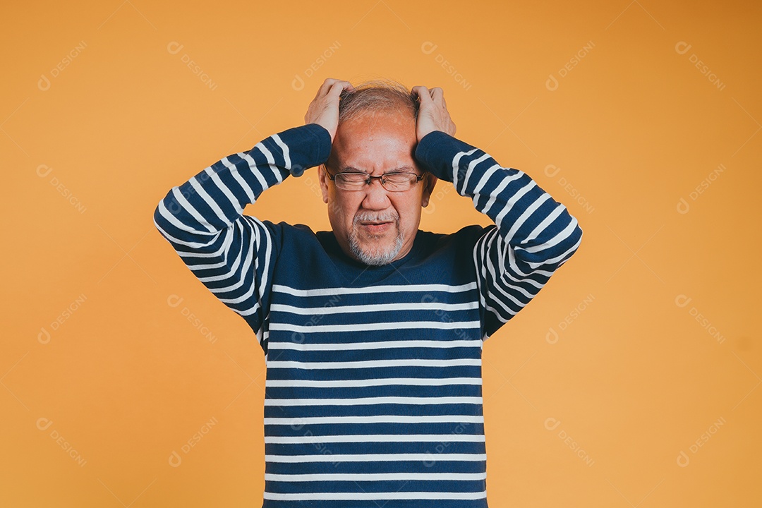 As mãos do velho idoso asiático segurando a cabeça sofrendo de dor de cabeça