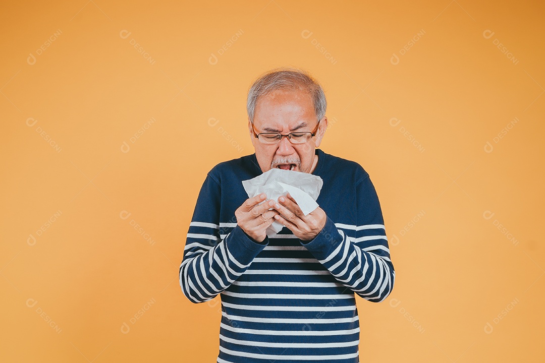 Idoso espirrando com lenço de papel, idoso asiático doente
