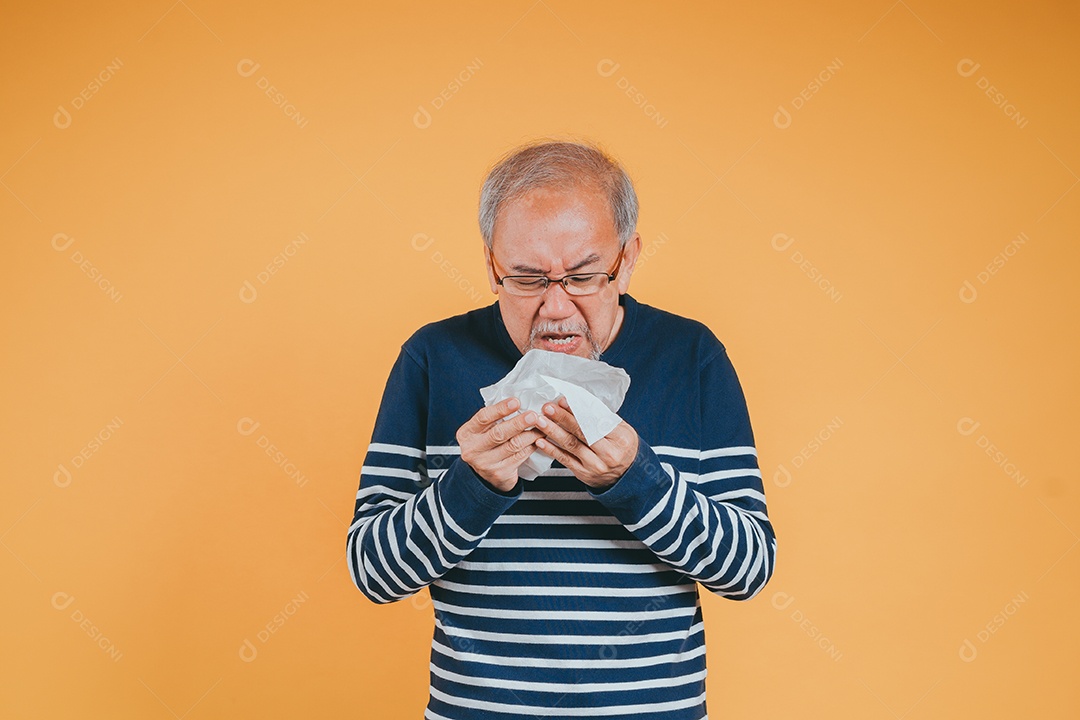 Idoso espirrando com lenço de papel, idoso asiático doente