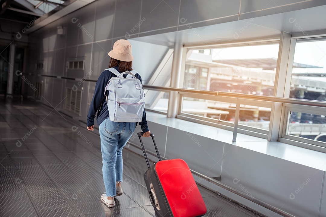 Viajante com mala no conceito de aeroporto.