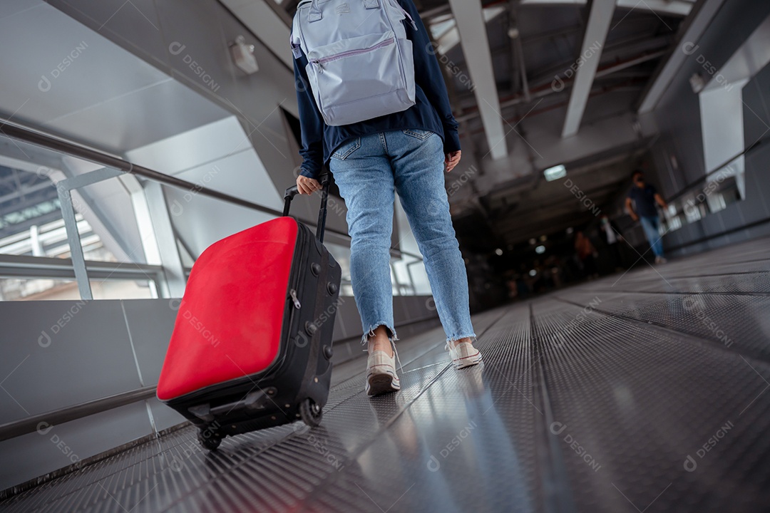 Viajante com mala no conceito de aeroporto.