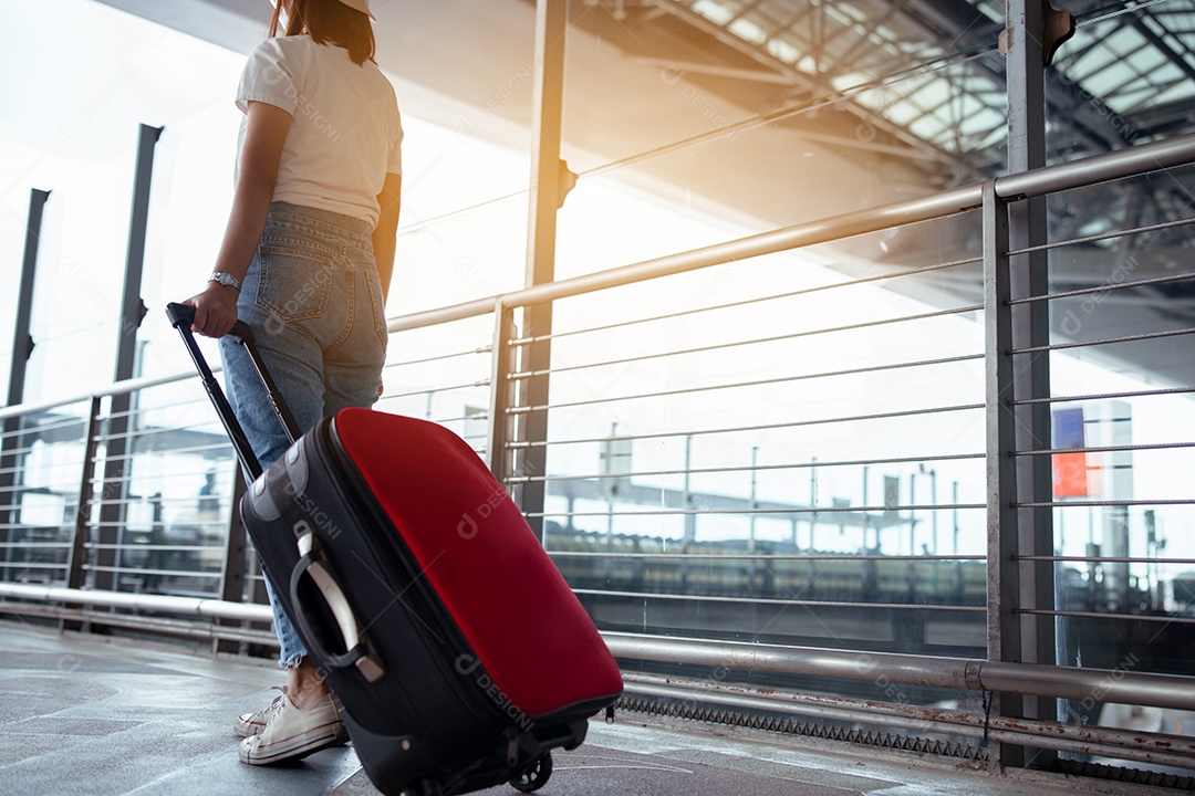 Viajante com mala no conceito de aeroporto.