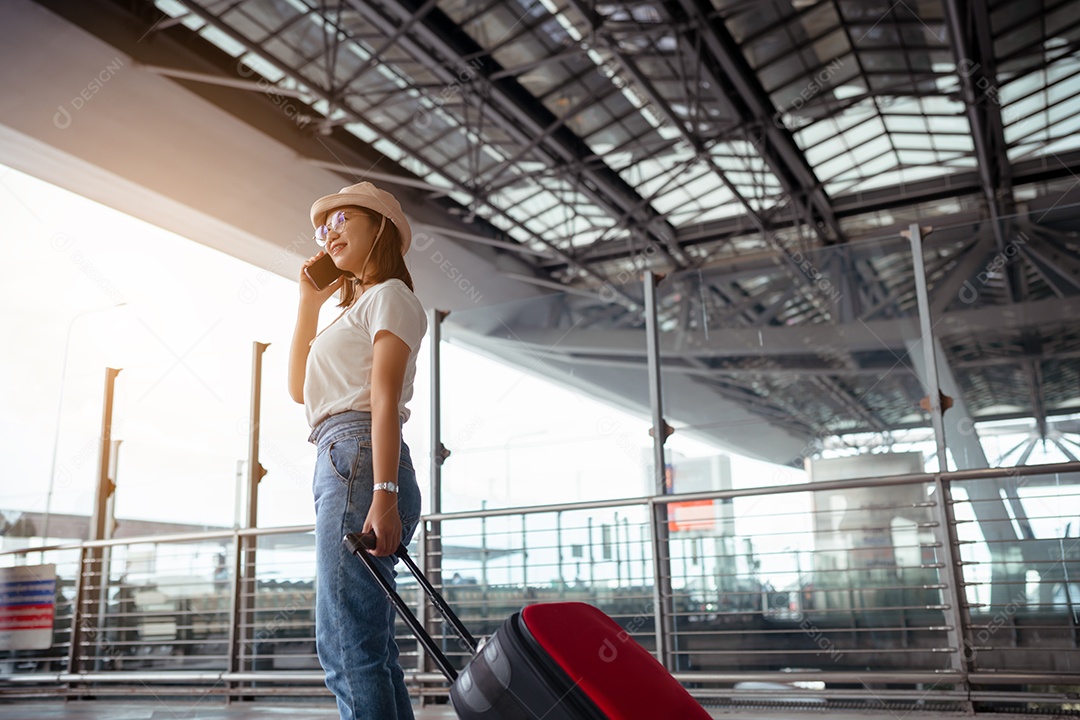 Viajante com mala no conceito de aeroporto.