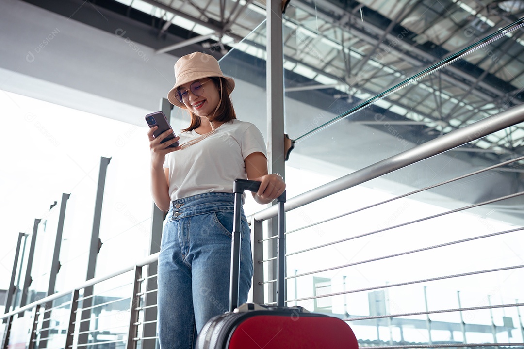 Viajante com mala no conceito de aeroporto.