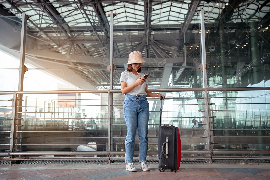 Viajante com mala no conceito de aeroporto.