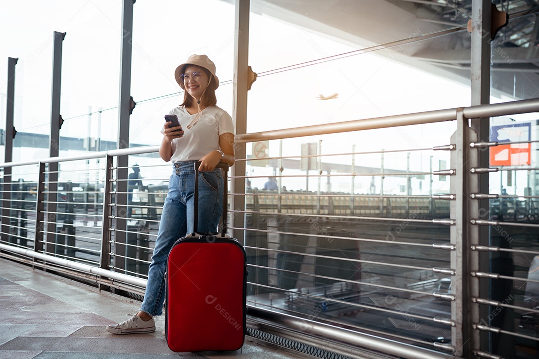 Viajante com mala no conceito de aeroporto.