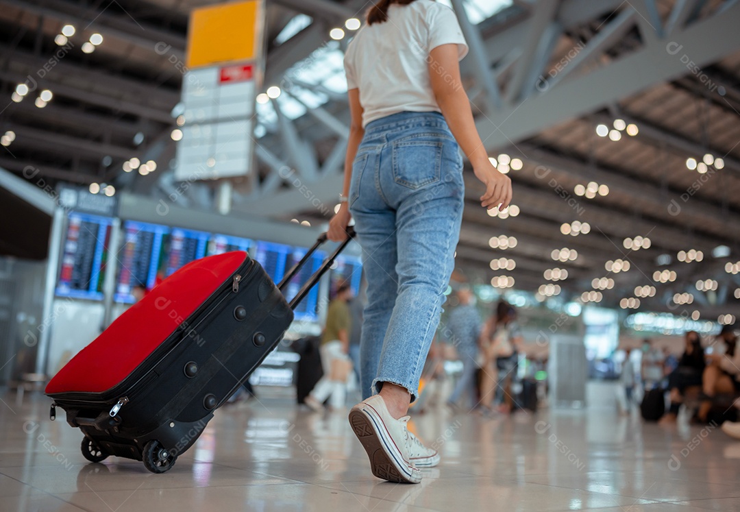 Viajante com mala no conceito de aeroporto.