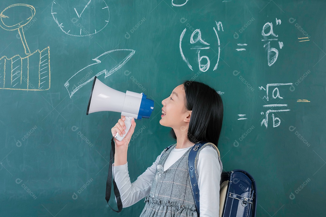 Aluna asiática sorridente, ideia inteligente e criativa, quadro-negro
