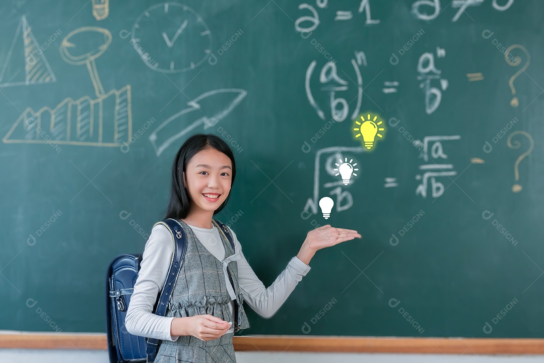 Aluna asiática sorridente, ideia inteligente e criativa, quadro-negro