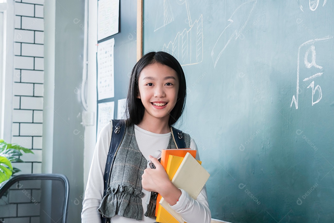 Aluna asiática sorridente, ideia inteligente e criativa, quadro-negro
