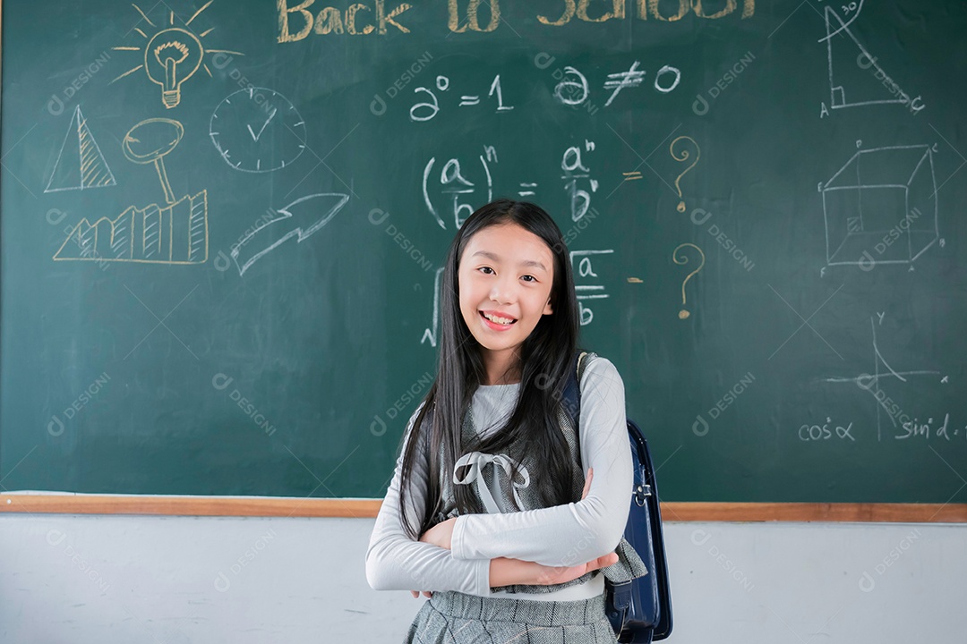 Aluna asiática sorridente  na escola de sala de aula