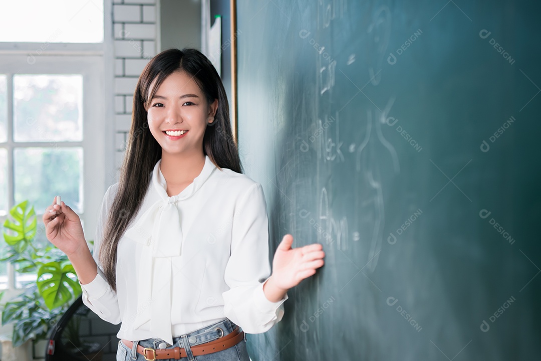 Retrato atraente de sorridente mulher asiática professora