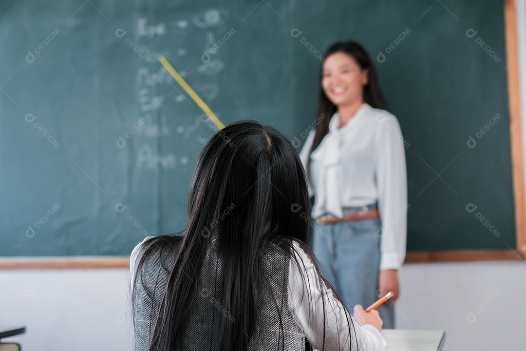 Retrato atraente de sorridente mulher asiática professora