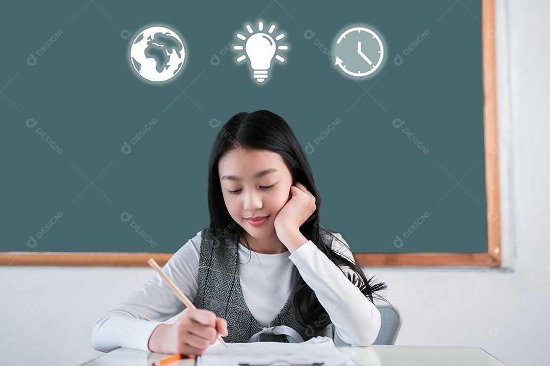 Aluna asiática sorridente, ideia inteligente e criativa