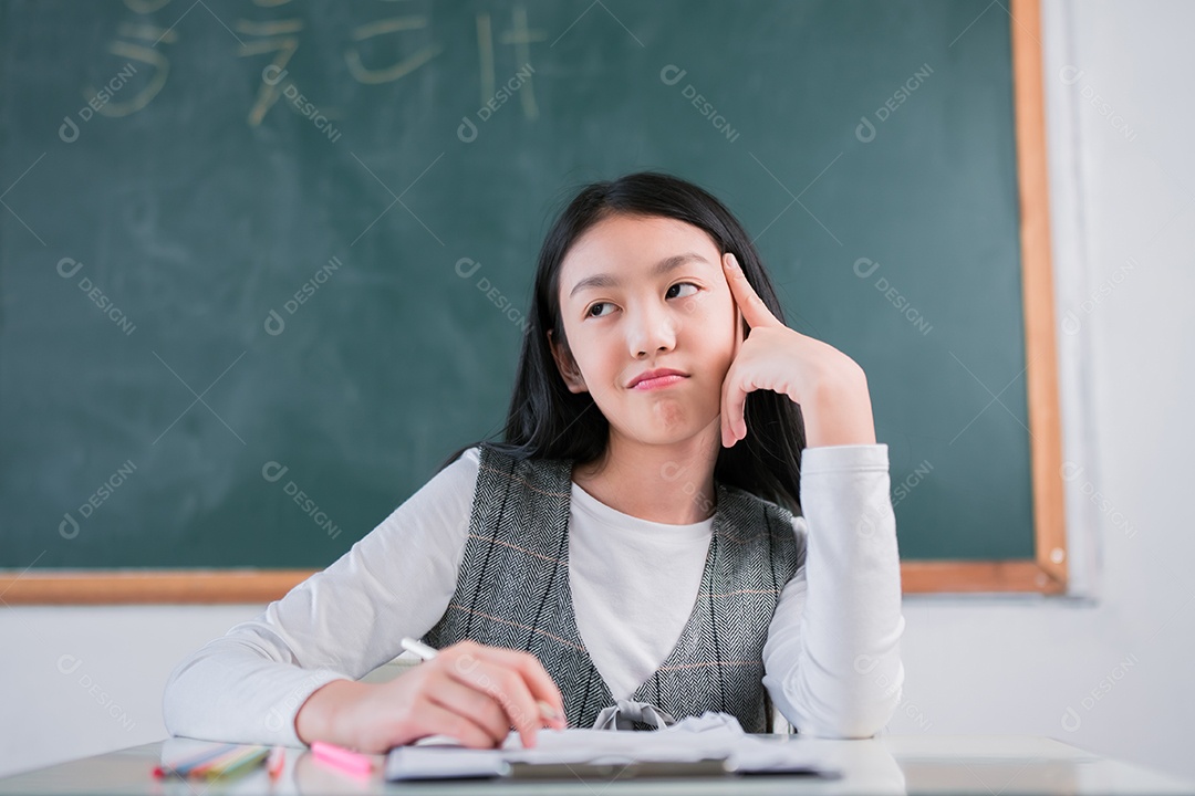 Aluna asiática sorridente, ideia inteligente e criativa