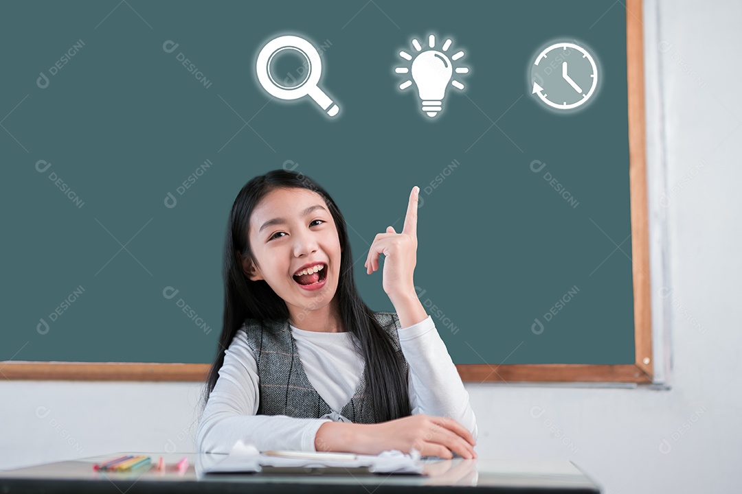 Aluna asiática sorridente, ideia inteligente e criativa