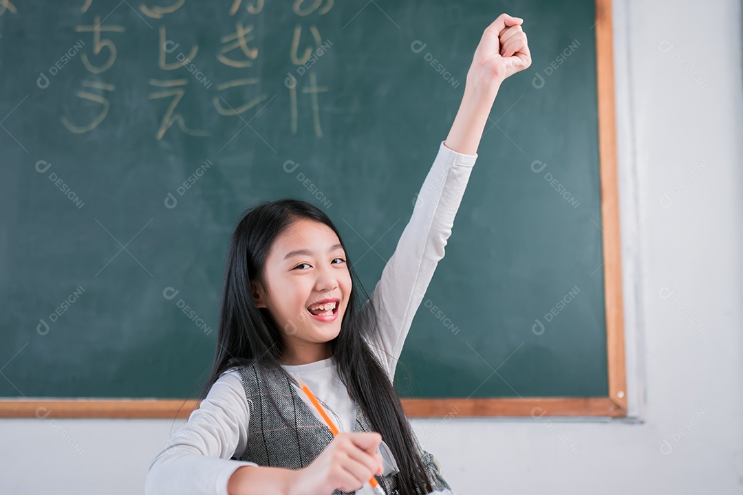 Aluna asiática sorridente, ideia inteligente e criativa