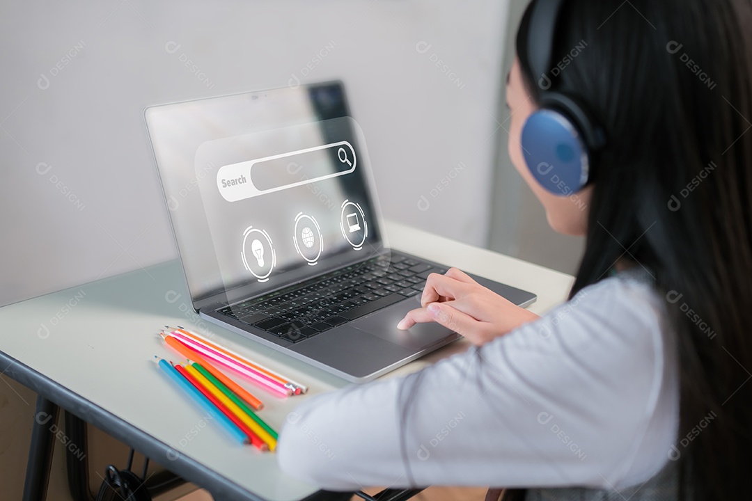 Aluno usando o laptop para pesquisar dados no conceito inteligente de estudo