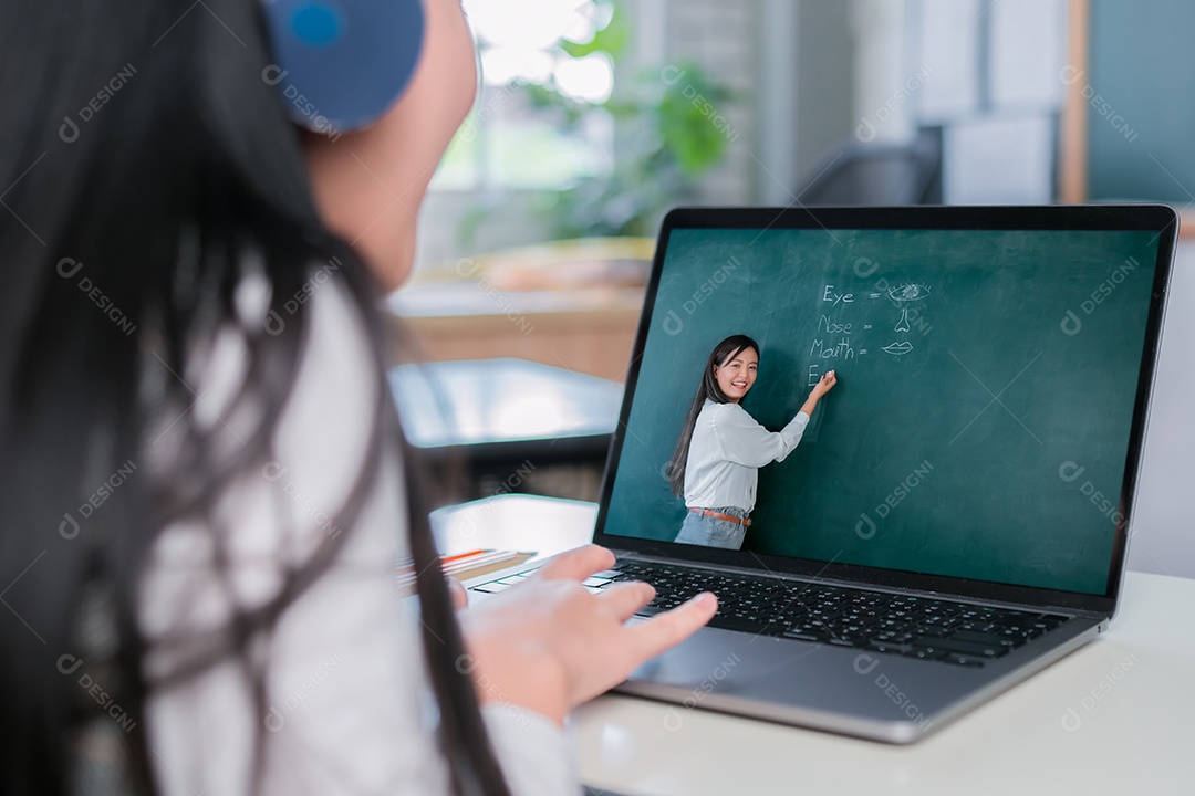 Aluna asiática está aprendendo inglês online