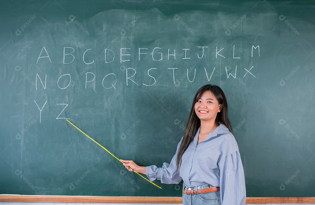 Sorridente mulher professora asiática ensinando estudante em sala de aula