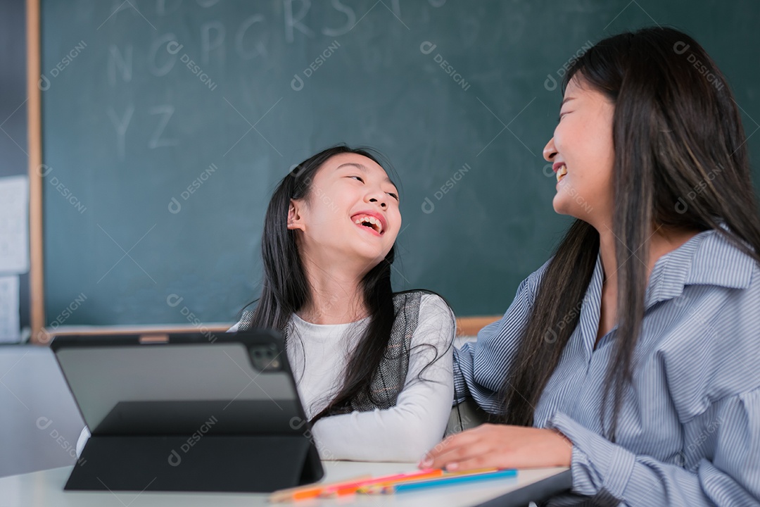 Aluna em sala de aula usa computador portátil