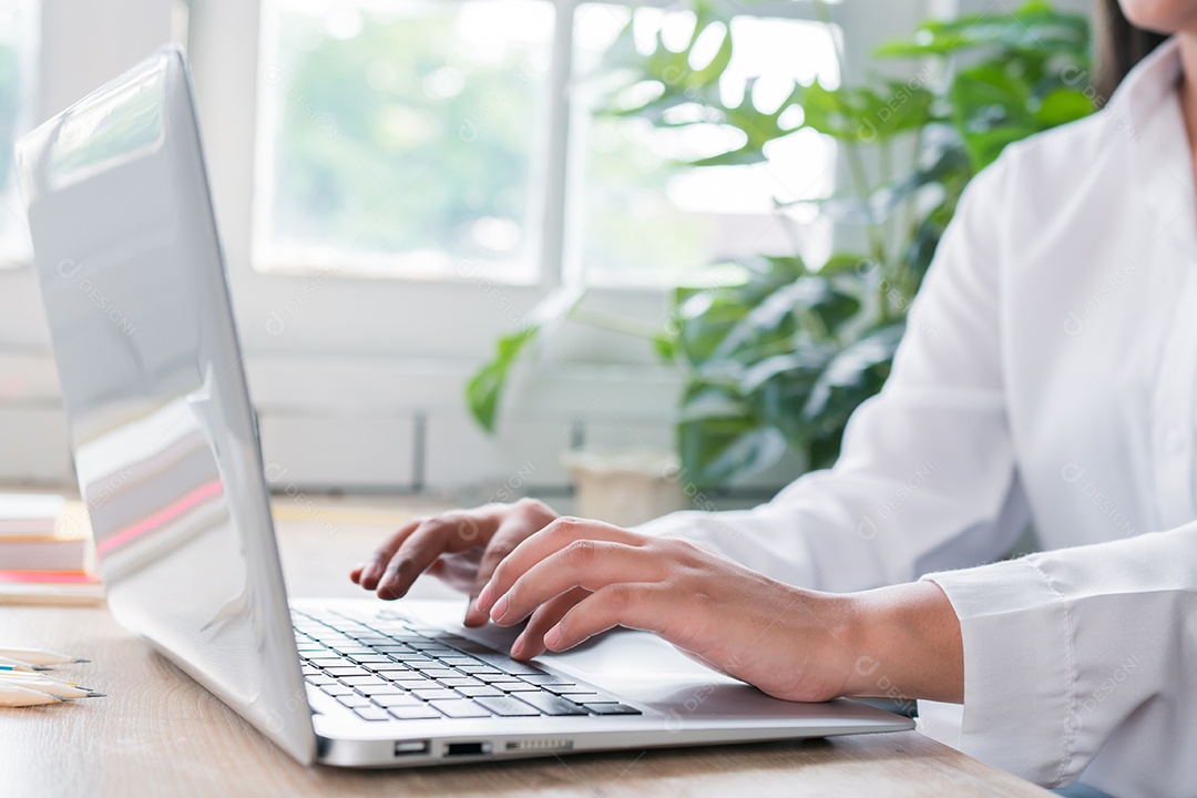 Mulher sentada trabalhando no escritório