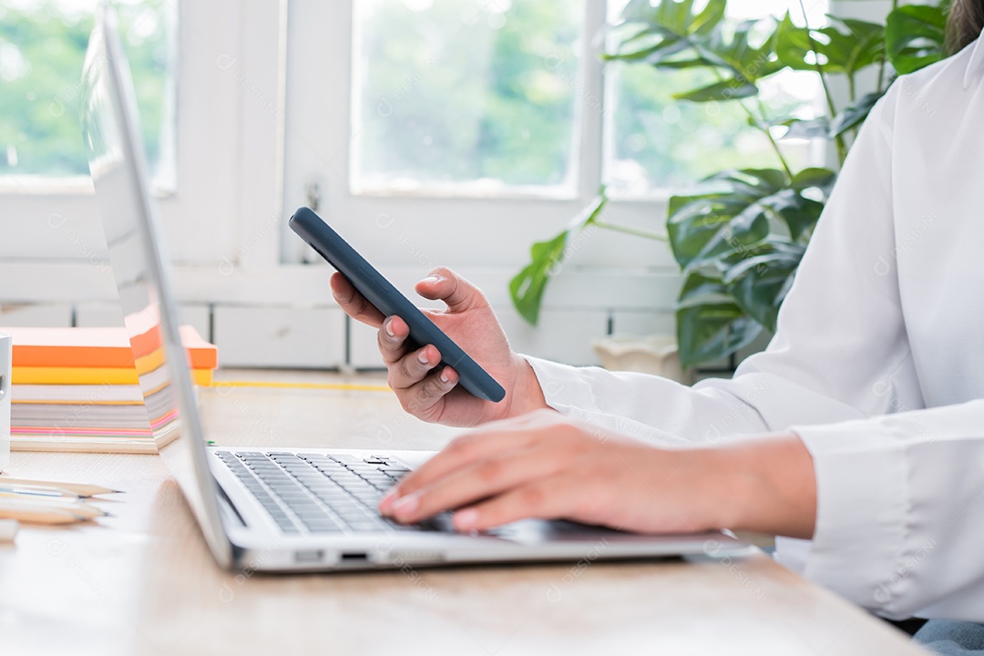 Mulher sentada trabalhando no escritório