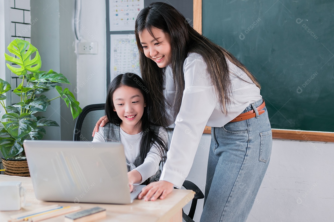 Aluna em sala de aula usa computador portátil praticando e educando