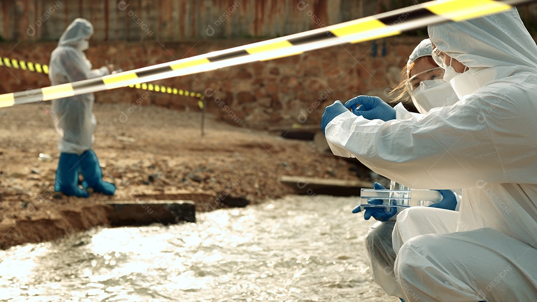 Os ecologistas amostram água contaminada com toxinas perigosas