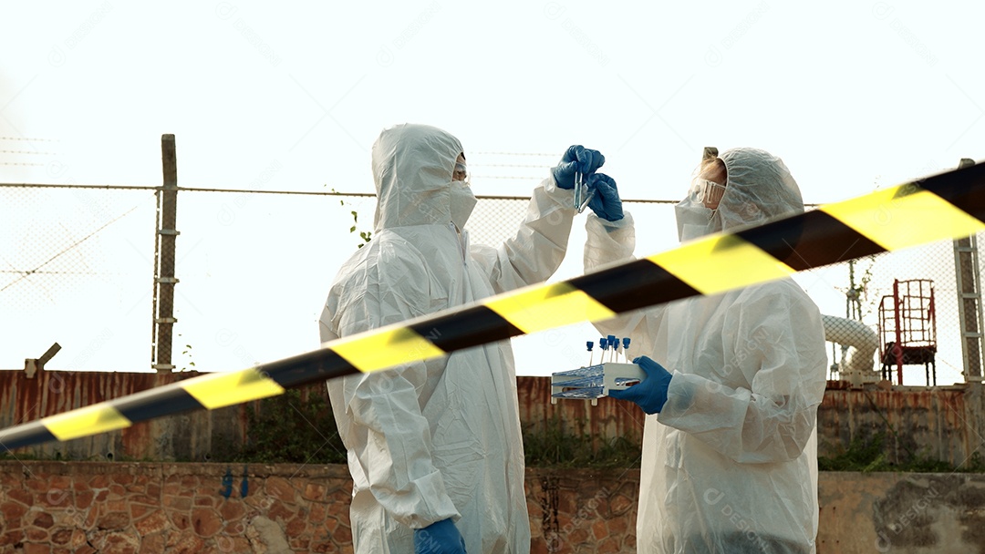 Os ecologistas amostram água contaminada com toxinas perigosas