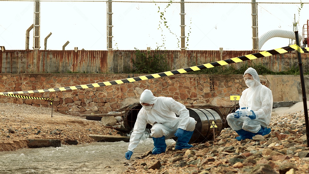 Os ecologistas amostram água contaminada com toxinas perigosas