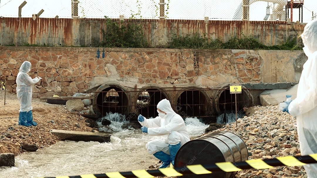 Os ecologistas amostram água contaminada com toxinas perigosas