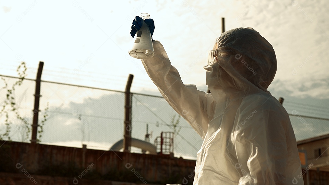 Os ecologistas amostram água contaminada com toxinas perigosas