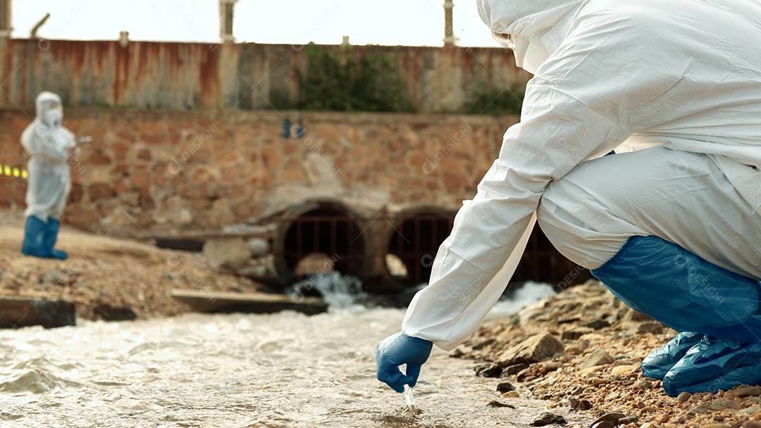 Os ecologistas amostram água contaminada com toxinas perigosas