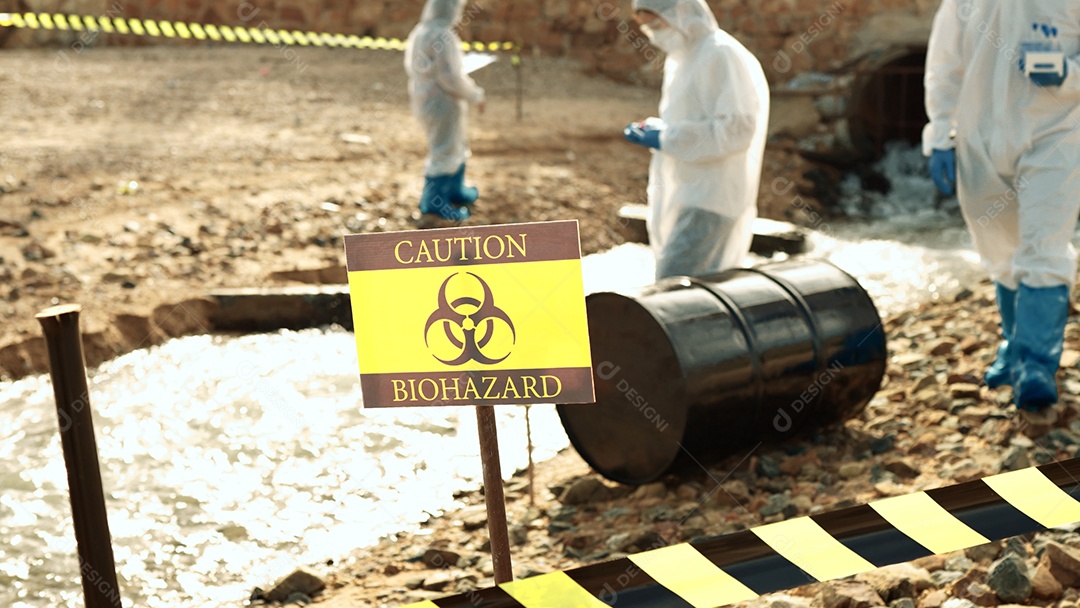 Os ecologistas amostram água contaminada com toxinas perigosas