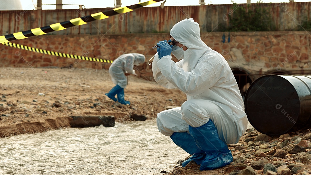 Os ecologistas amostram água contaminada com toxinas perigosas