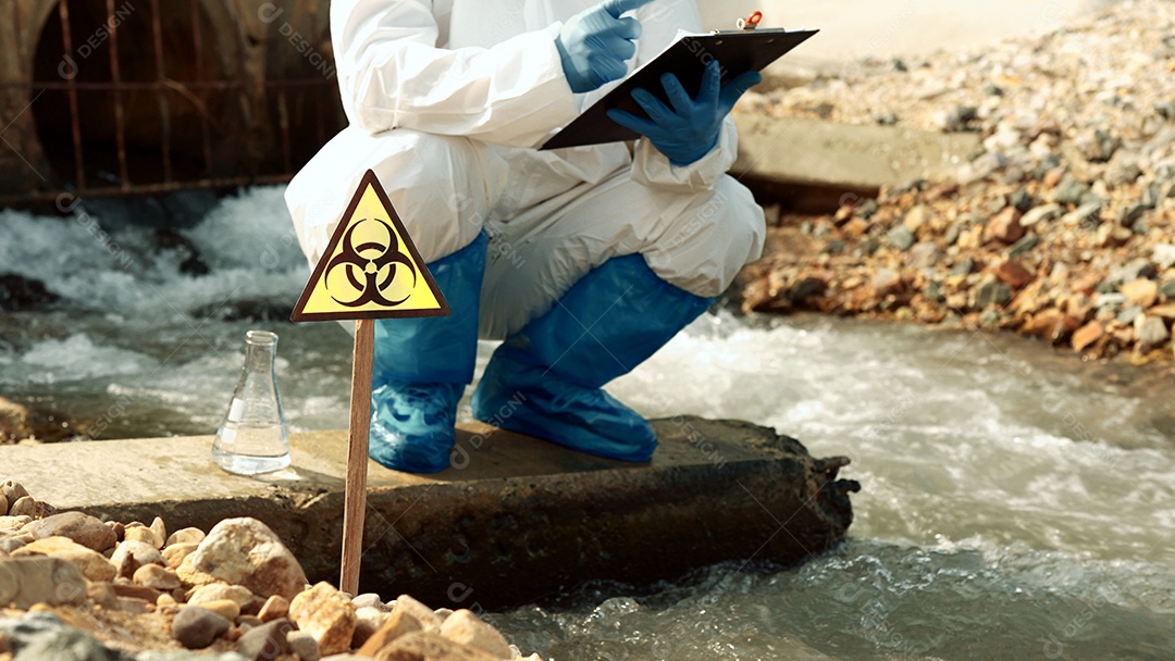 Os ecologistas amostram água contaminada com toxinas perigosas