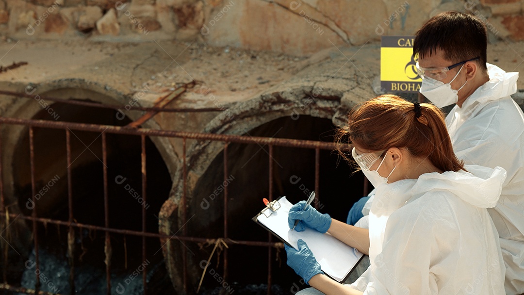 Os ecologistas amostram água contaminada com toxinas perigosas