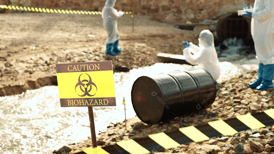 Os ecologistas amostram água contaminada com toxinas perigosas