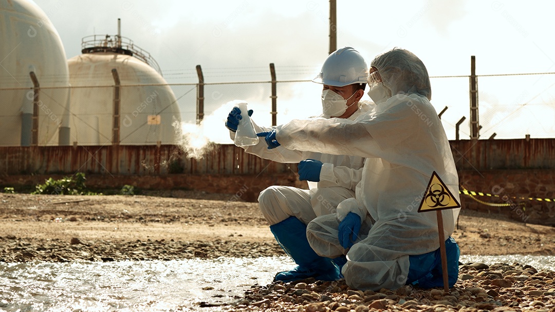 Os ecologistas amostram água contaminada com toxinas perigosas