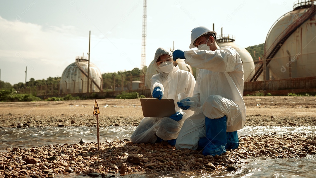 Os ecologistas amostram água contaminada com toxinas perigosas