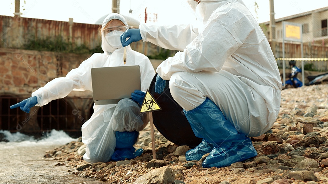 Os ecologistas amostram água contaminada com toxinas perigosas