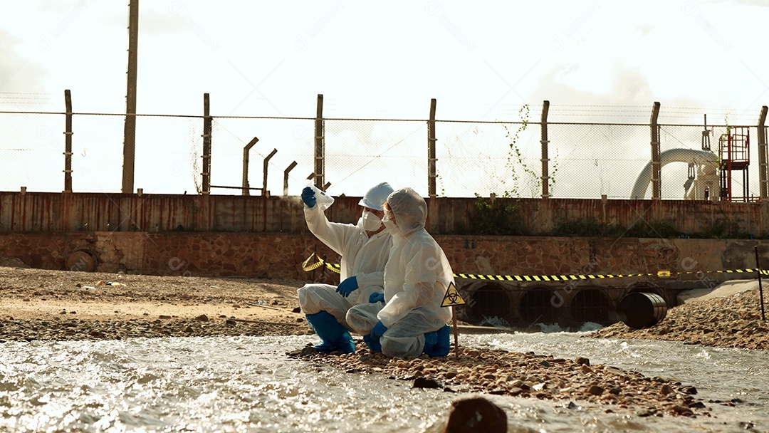 Os ecologistas amostram água contaminada com toxinas perigosas