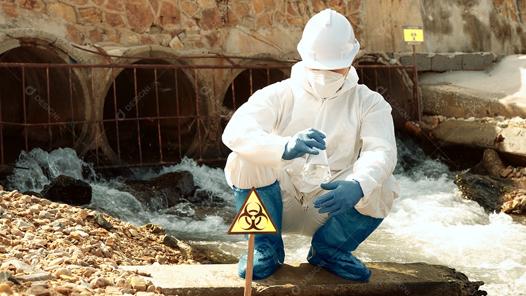 Os ecologistas amostram água contaminada com toxinas perigosas