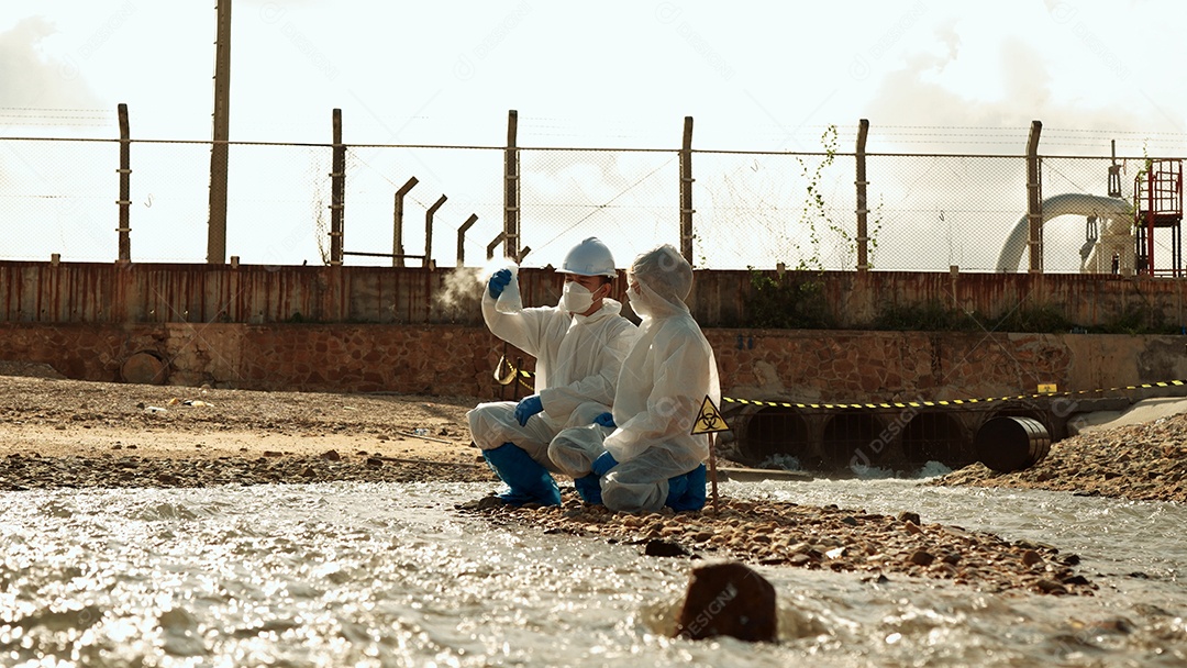 Os ecologistas amostram água contaminada com toxinas perigosas