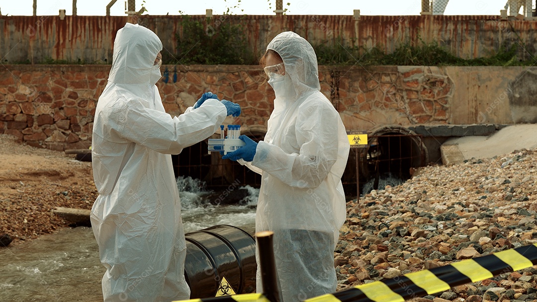 Os ecologistas amostram água contaminada com toxinas perigosas